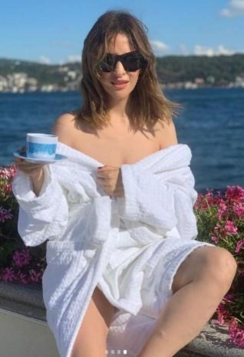 Aynur Aydın bornozlu pozlarını paylaştı! Olay yarattı...