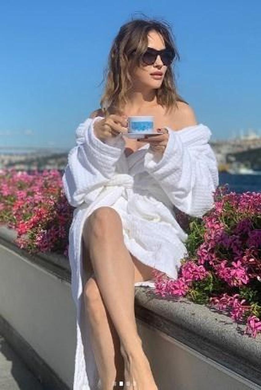 Aynur Aydın bornozlu pozlarını paylaştı! Olay yarattı...
