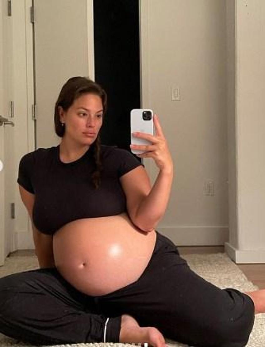 Ashley Graham'dan ayna karşısında pozlar!