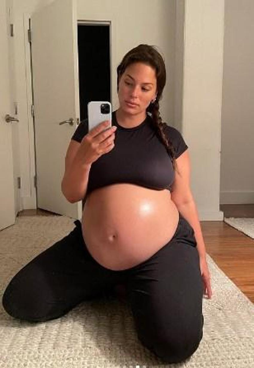 Ashley Graham'dan ayna karşısında pozlar!