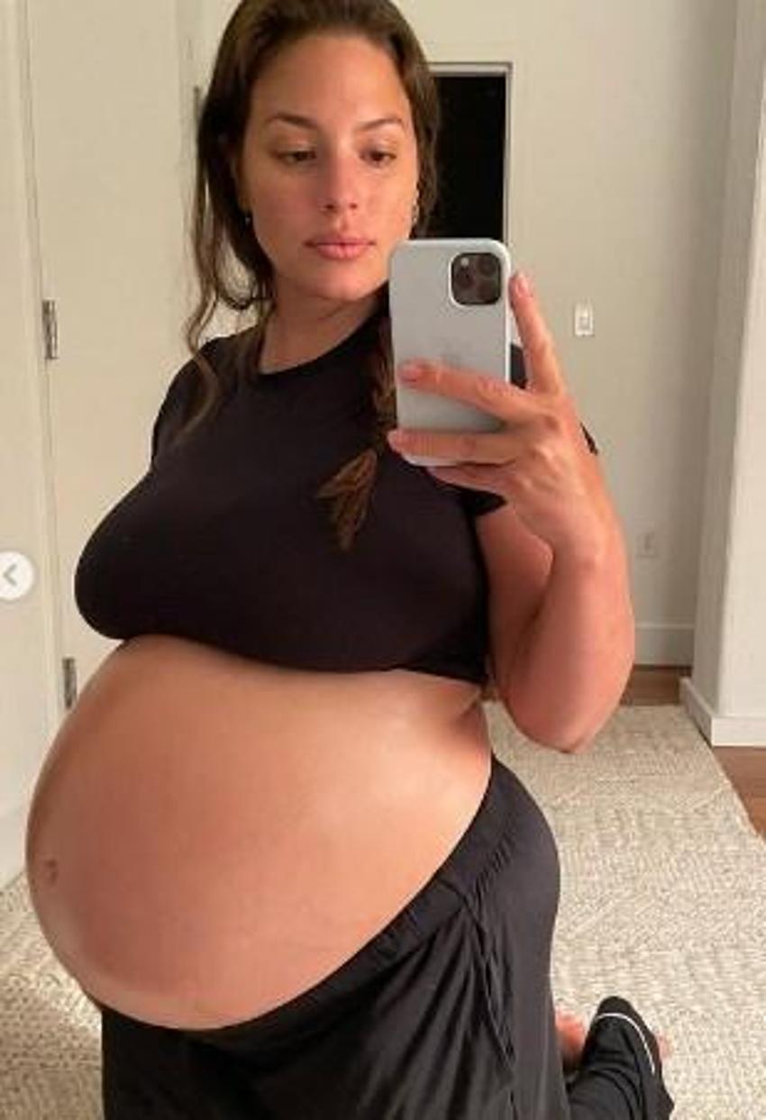 Ashley Graham'dan ayna karşısında pozlar!