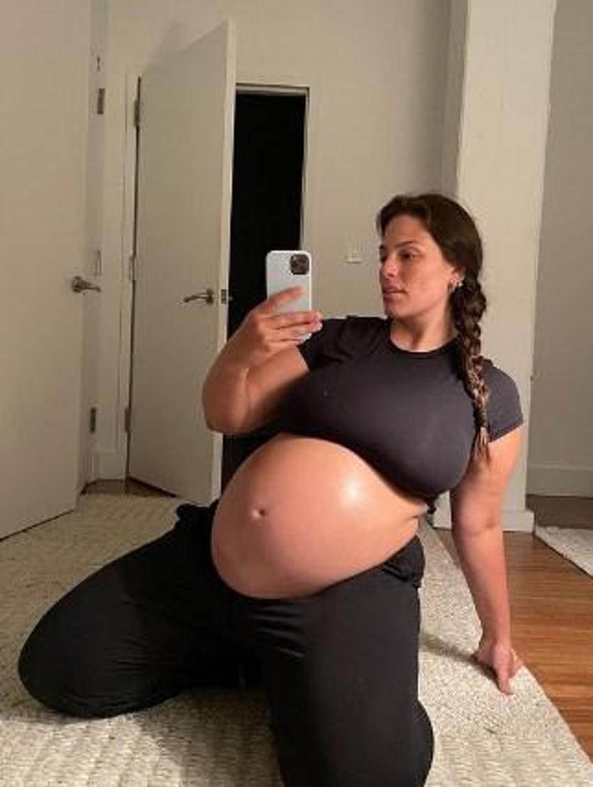 Ashley Graham'dan ayna karşısında pozlar!