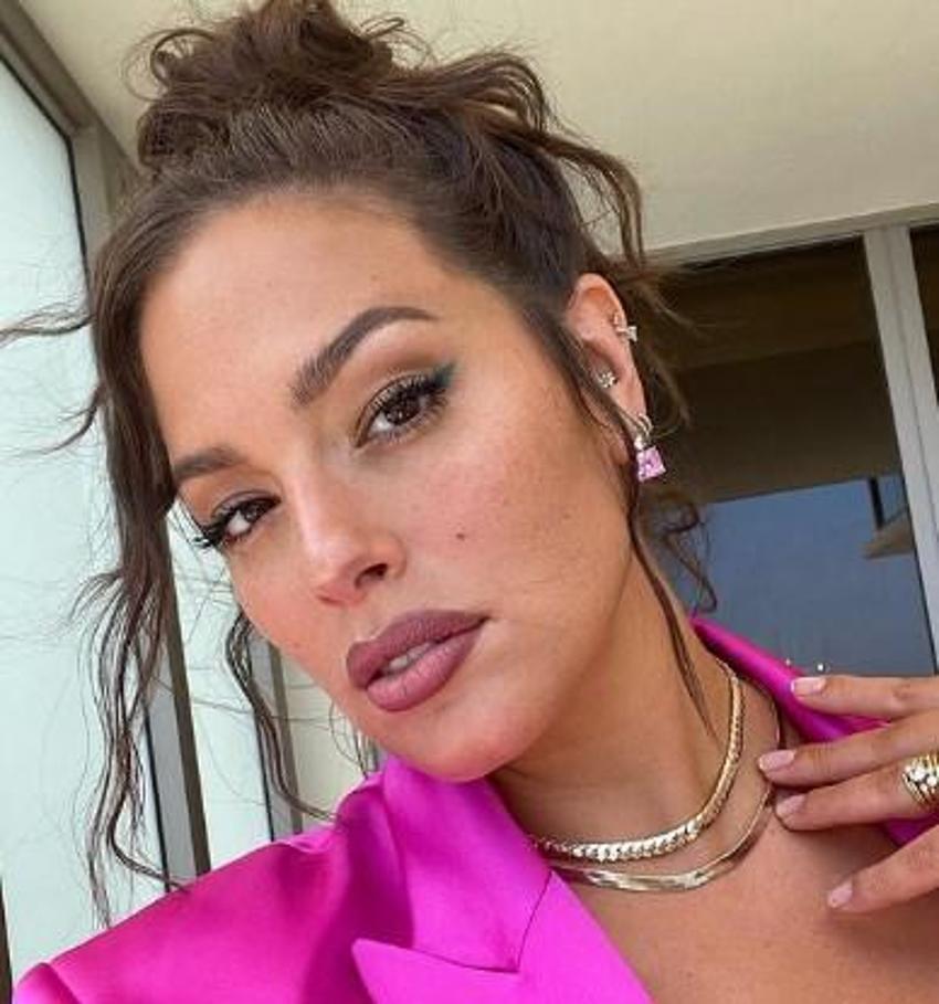 Ashley Graham'dan ayna karşısında pozlar!