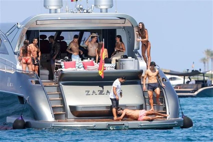 James Rodriguez'in İbiza tatili görüntüleri olay yarattı!
