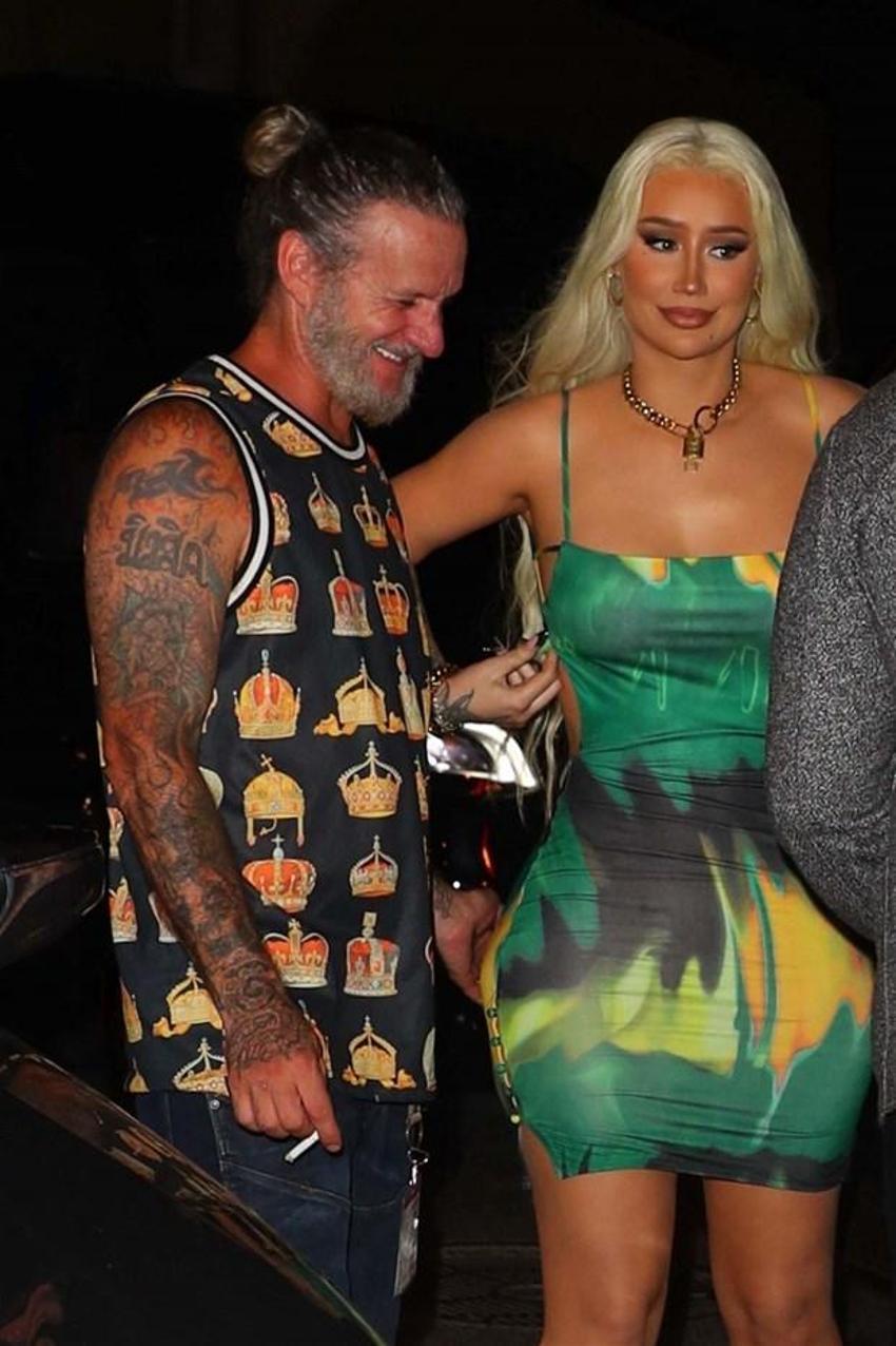 Iggy Azalea süper minisiyle gecelerde!