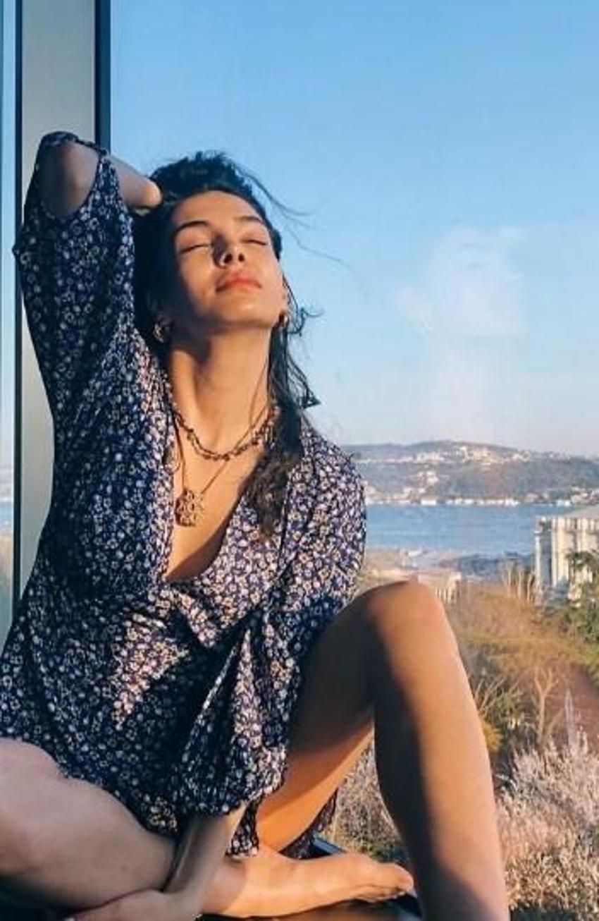Hercai’nin yıldızı Ebru Şahin pembe elbisesi ile göz kamaştırdı!