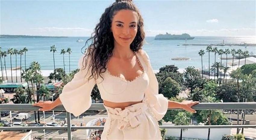 Hercai’nin yıldızı Ebru Şahin pembe elbisesi ile göz kamaştırdı!