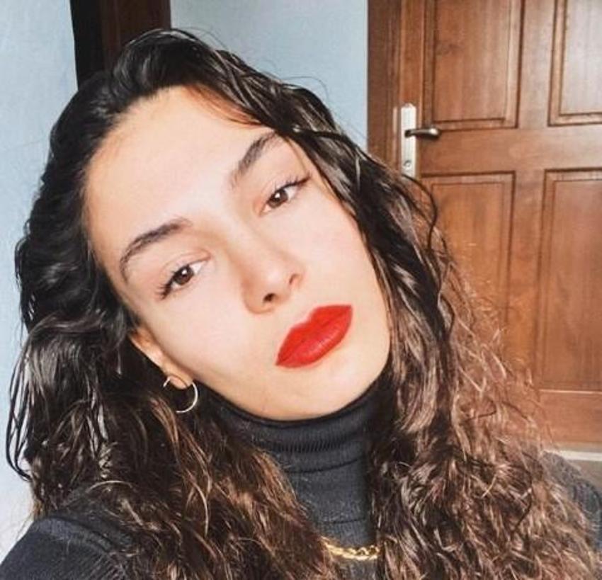 Hercai’nin yıldızı Ebru Şahin pembe elbisesi ile göz kamaştırdı!