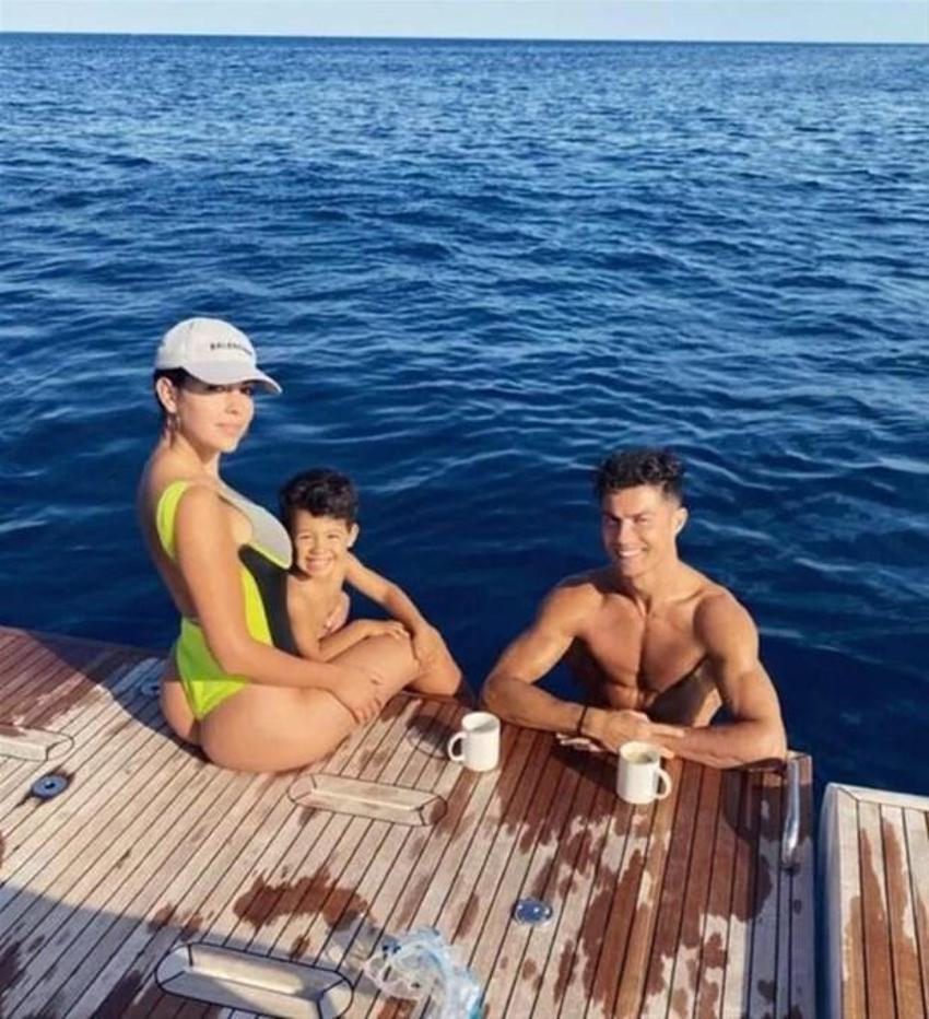 Dünyaca ünlü futbolcu Cristiano Ronaldo ve sevgilisi Georgina Rodriguez'in aşkı belgesel oluyor
