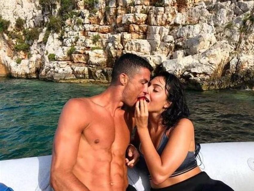Dünyaca ünlü futbolcu Cristiano Ronaldo ve sevgilisi Georgina Rodriguez'in aşkı belgesel oluyor