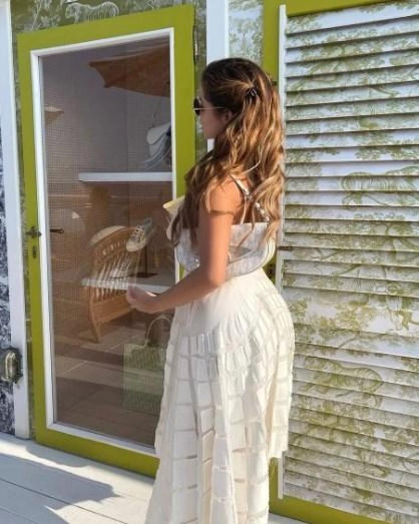 Demi Rose güneşin keyfini sürdü! Göğüs dekoltesi...