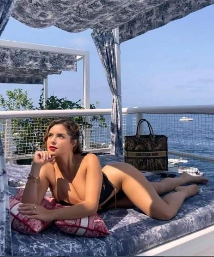 Demi Rose güneşin keyfini sürdü! Göğüs dekoltesi...