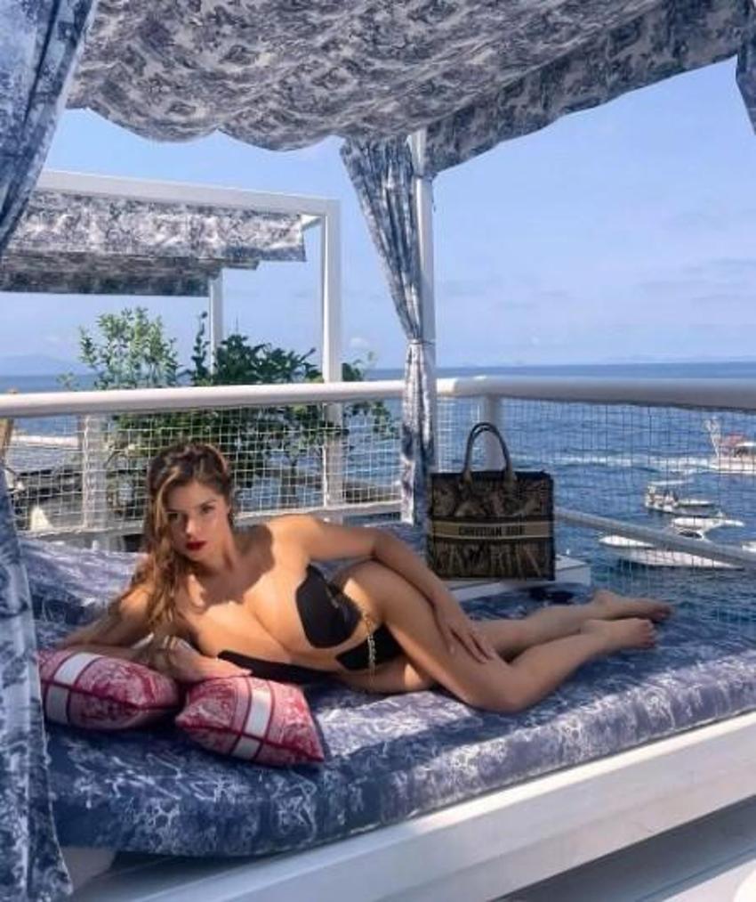 Demi Rose güneşin keyfini sürdü! Göğüs dekoltesi...