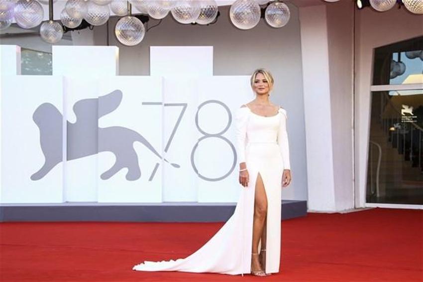 78'inci Venedik Film Festivali'ne Adriana Lima damga vurdu!