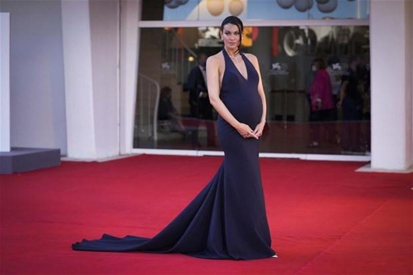 78'inci Venedik Film Festivali'ne Adriana Lima damga vurdu!