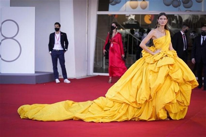 78'inci Venedik Film Festivali'ne Adriana Lima damga vurdu!