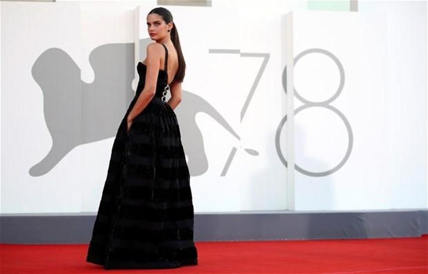 78'inci Venedik Film Festivali'ne Adriana Lima damga vurdu!