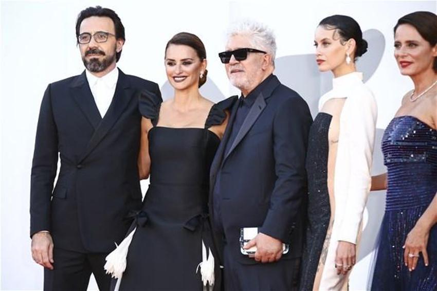 78'inci Venedik Film Festivali'ne Adriana Lima damga vurdu!