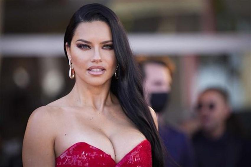 78'inci Venedik Film Festivali'ne Adriana Lima damga vurdu!