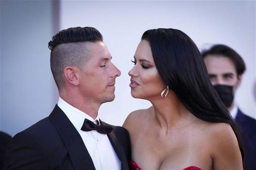 78'inci Venedik Film Festivali'ne Adriana Lima damga vurdu!
