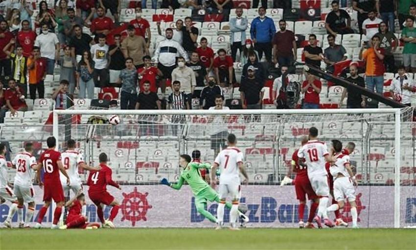 Türkiye - Karadağ maçında 90+7'de yıkıldık!  Altay'ın sesi televizyondan duyuldu, Şenol Güneş detayı...