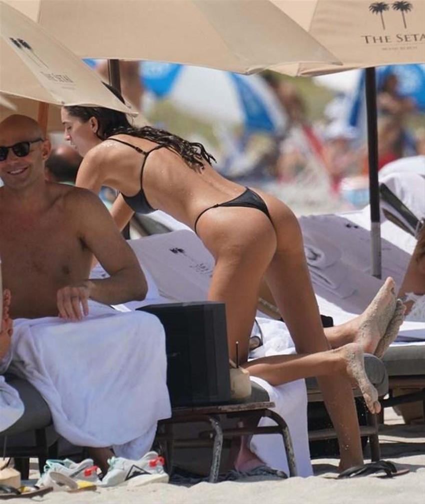 Bikinisini bir de ters giyip vücudunu sergiledi