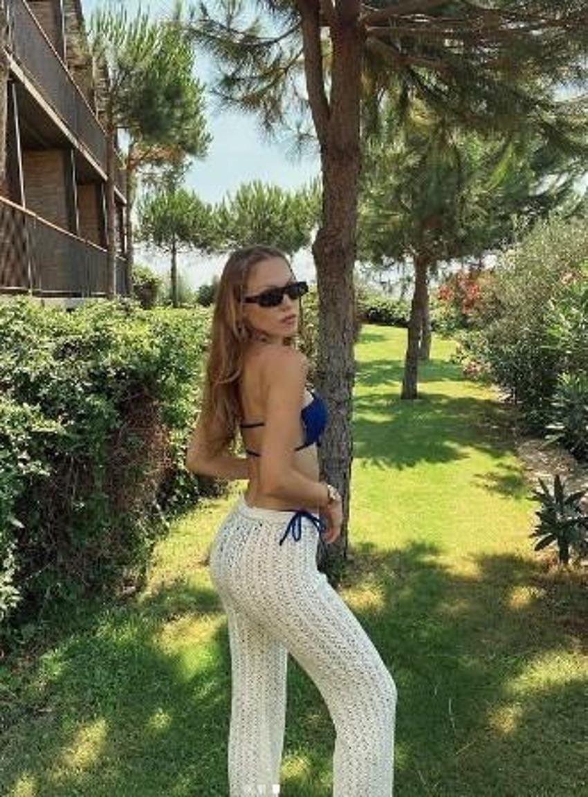Duygu Özaslan mavi bikinisiyle ortalığı yaktı geçti!
