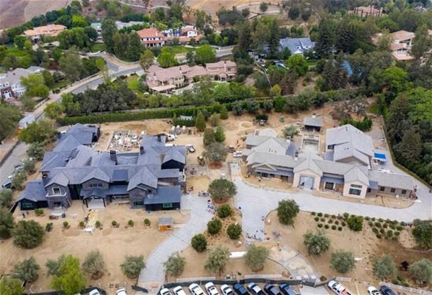 Khloe Kardashian ve Kris Jenner yan yana iki lüks malikane inşa ettiriyorlar! Evlerin değeri...