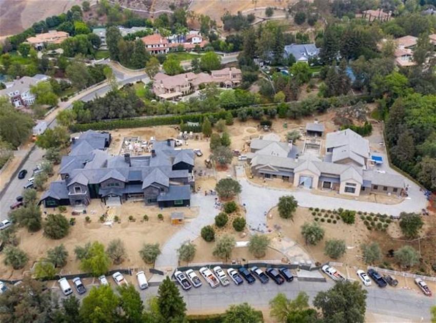 Khloe Kardashian ve Kris Jenner yan yana iki lüks malikane inşa ettiriyorlar! Evlerin değeri...