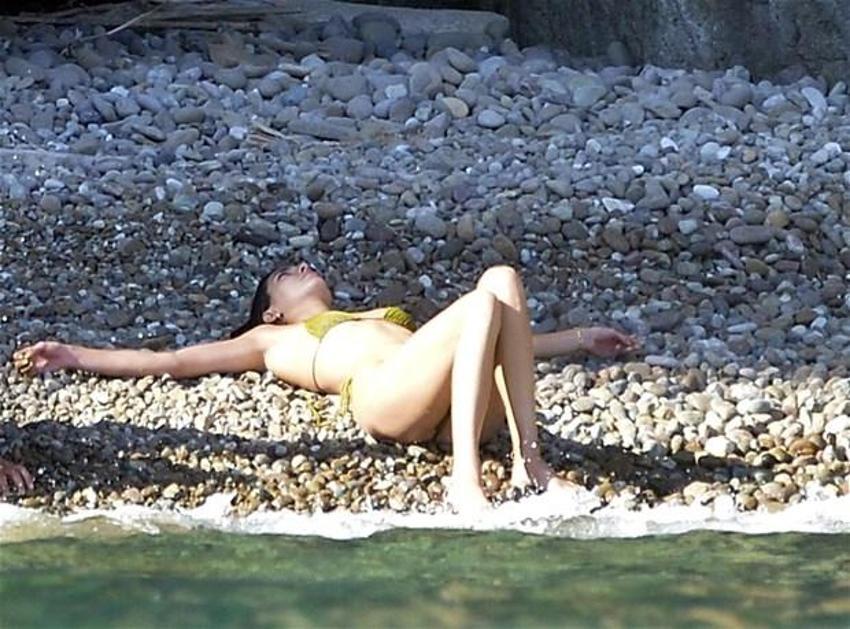 Kendall Jenner İtalya sahillerini salladı! Minik bikinisiyle...