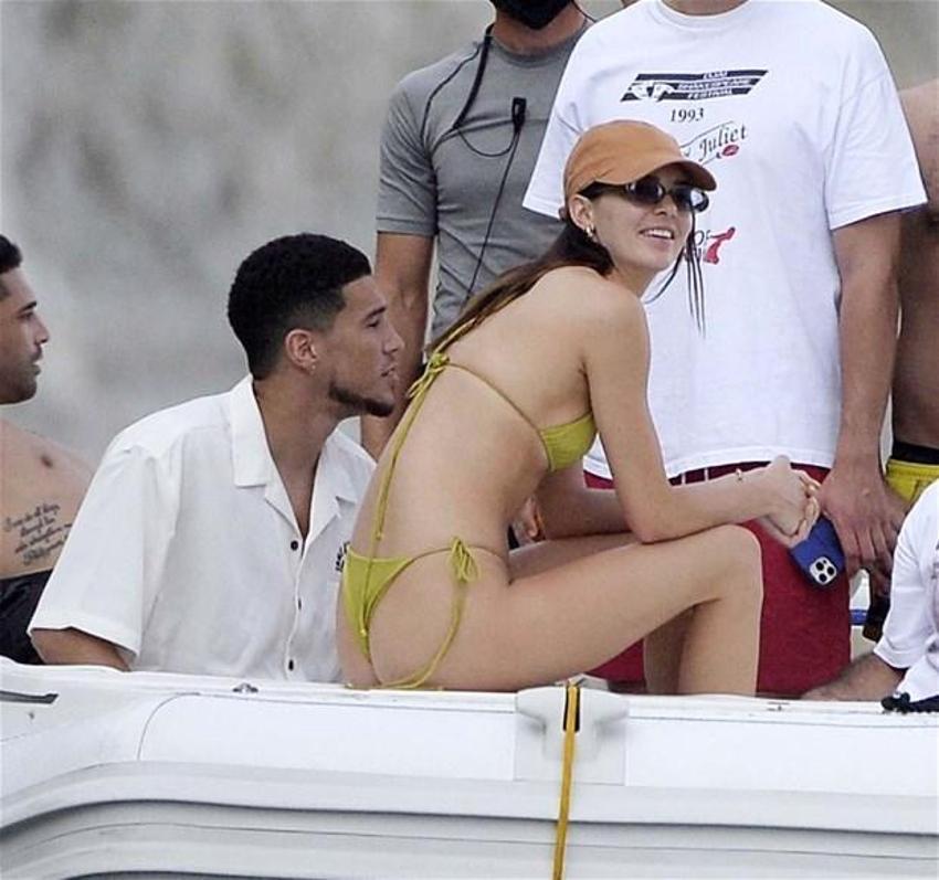 Kendall Jenner İtalya sahillerini salladı! Minik bikinisiyle...