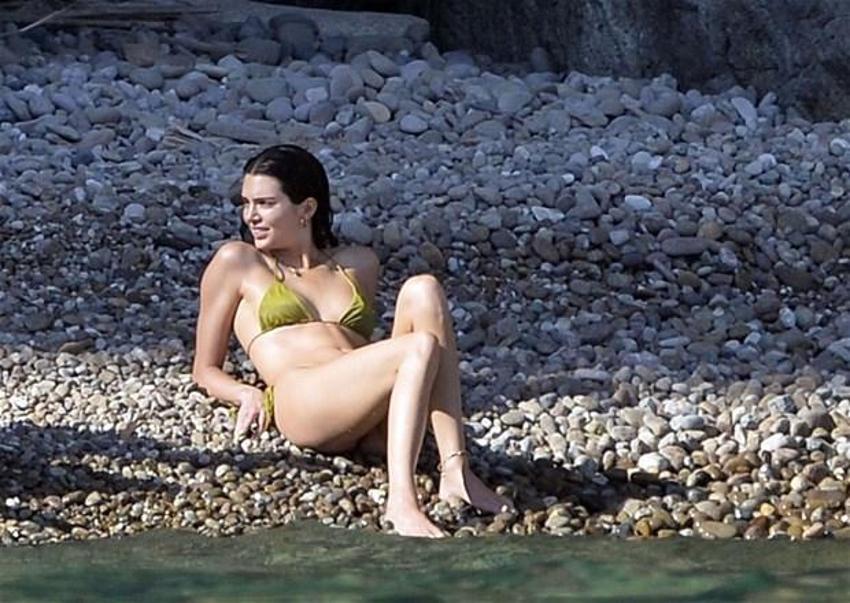 Kendall Jenner İtalya sahillerini salladı! Minik bikinisiyle...