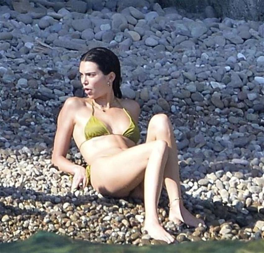 Kendall Jenner İtalya sahillerini salladı! Minik bikinisiyle...
