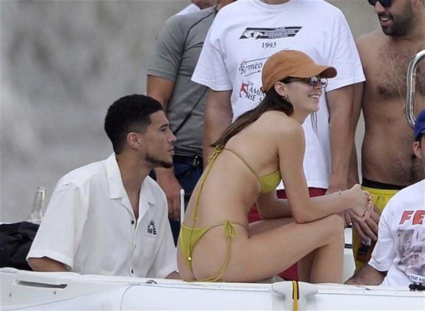 Kendall Jenner İtalya sahillerini salladı! Minik bikinisiyle...