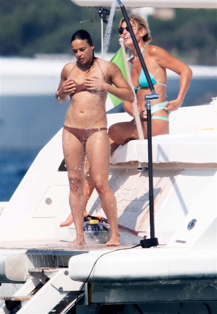 Michelle Rodriguez tatilin tadını çıkartıyor!