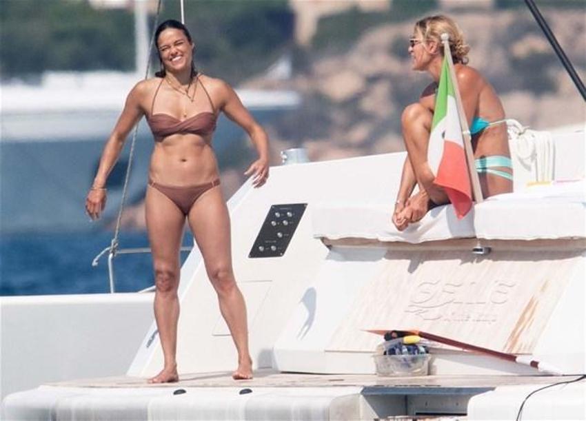 Michelle Rodriguez tatilin tadını çıkartıyor!