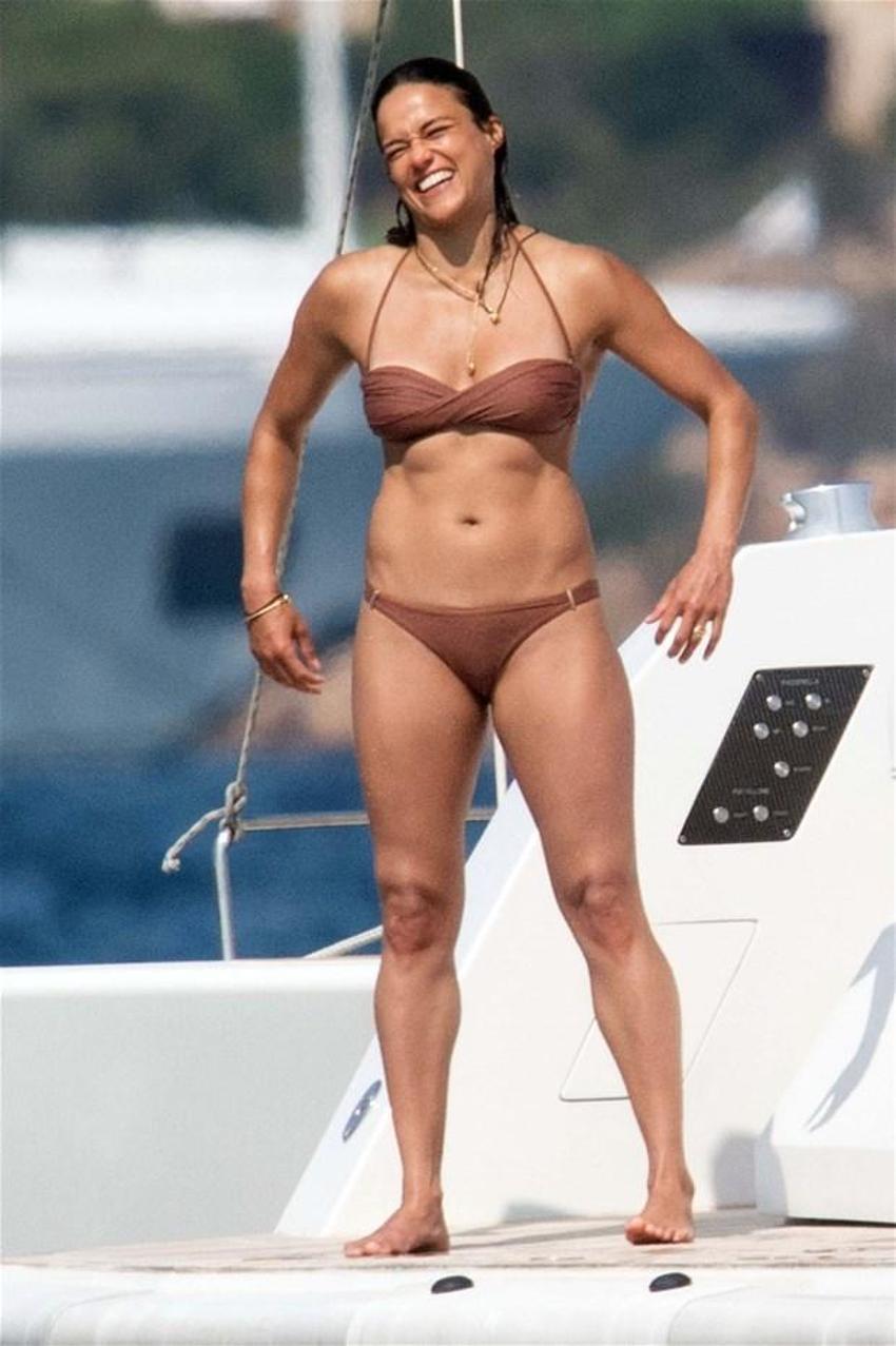 Michelle Rodriguez tatilin tadını çıkartıyor!