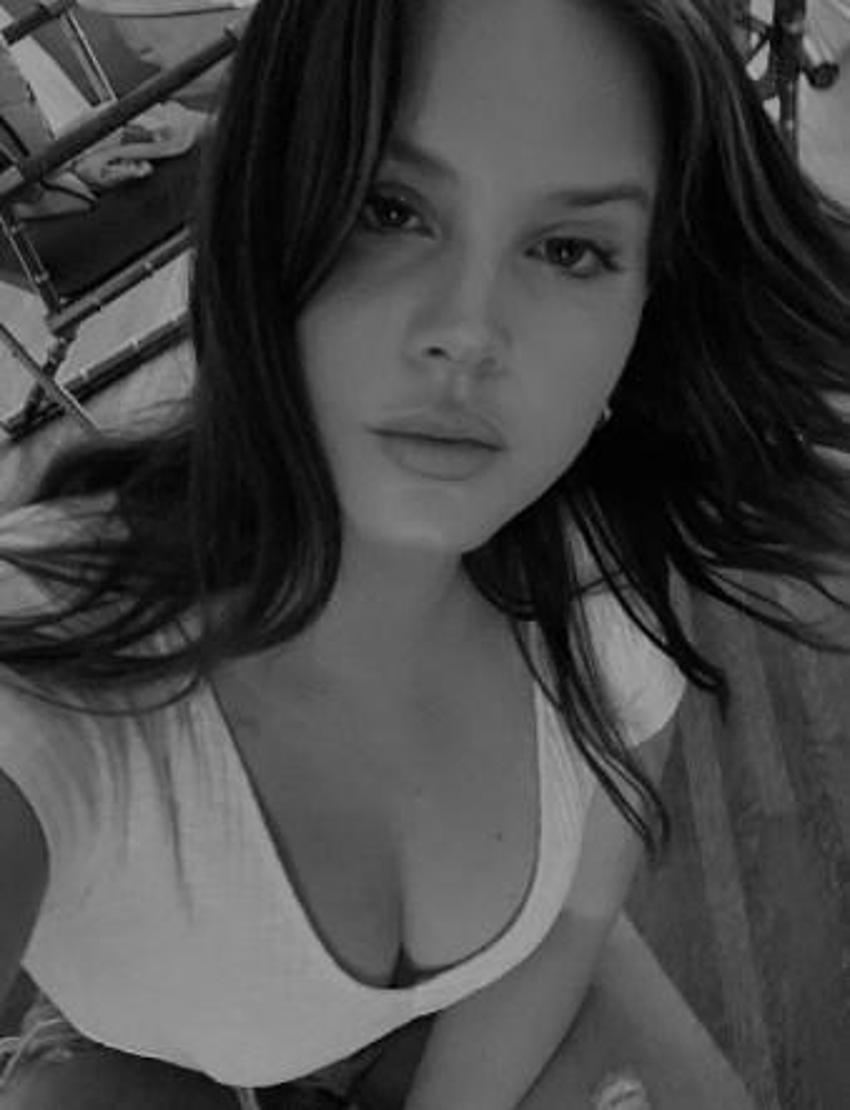 Lana Del Rey'den üstsüz paylaşım!