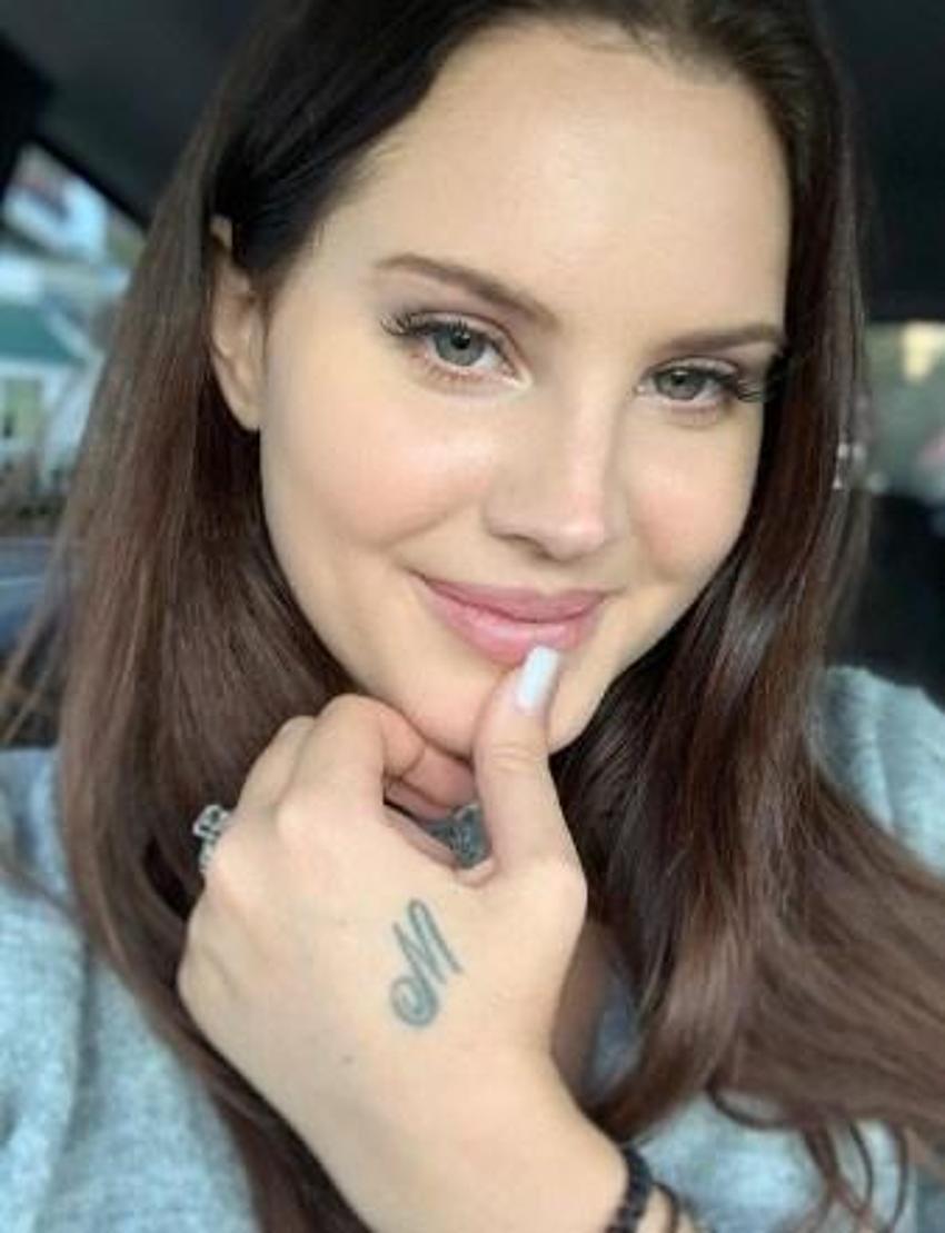 Lana Del Rey'den üstsüz paylaşım!