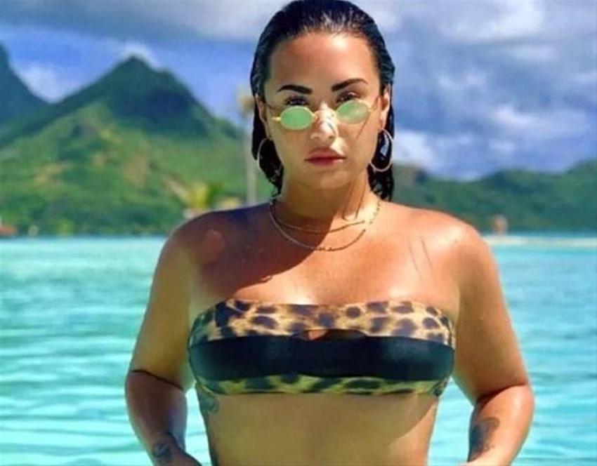 Demi Lovato beyaz mayolu pozlarıyla olay yarattı!