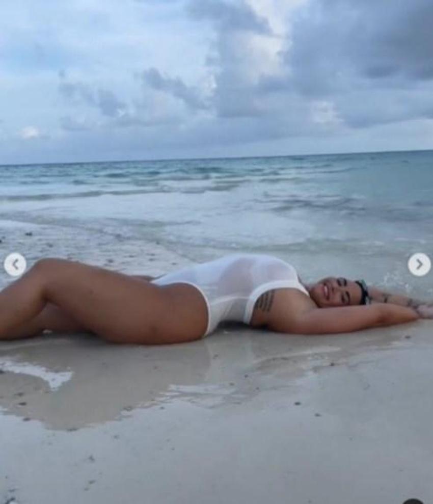 Demi Lovato beyaz mayolu pozlarıyla olay yarattı!