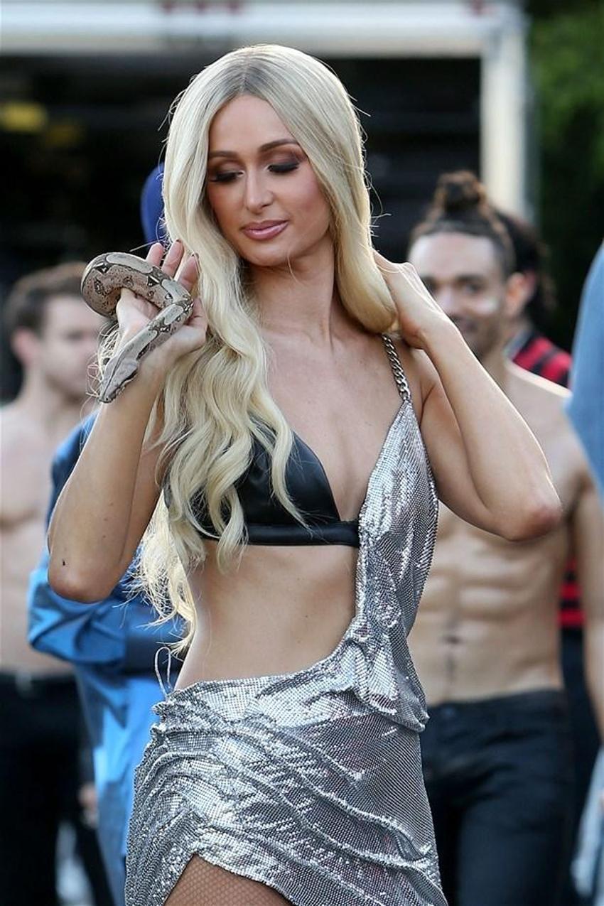 Paris Hilton’un üstsüz pozları sosyal medyayı yaktı geçti!