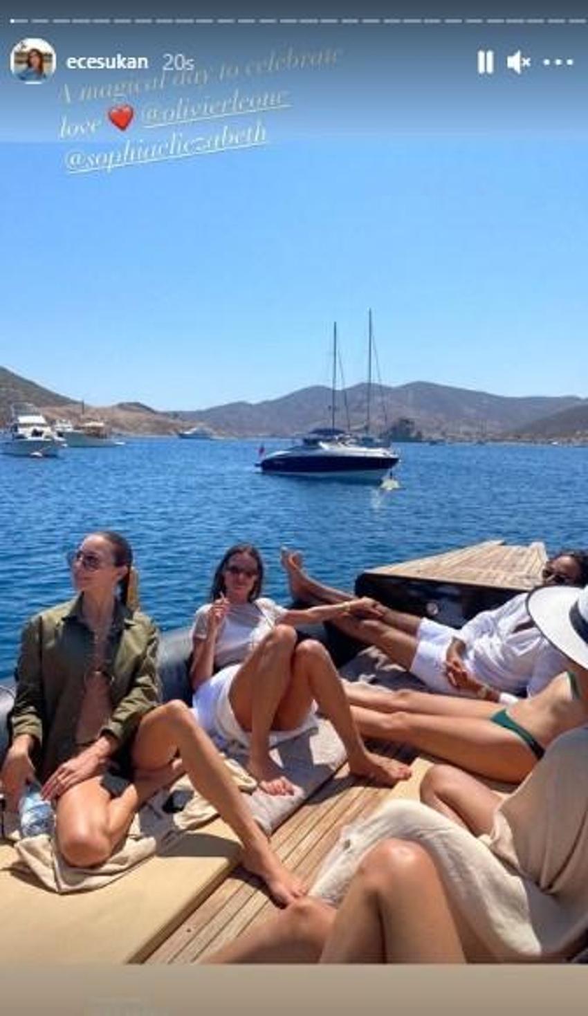 Ece Sükan tekne turunda! Fiziği ve bikinisine övgü...