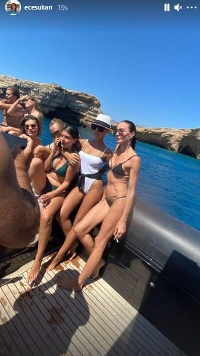 Ece Sükan tekne turunda! Fiziği ve bikinisine övgü...