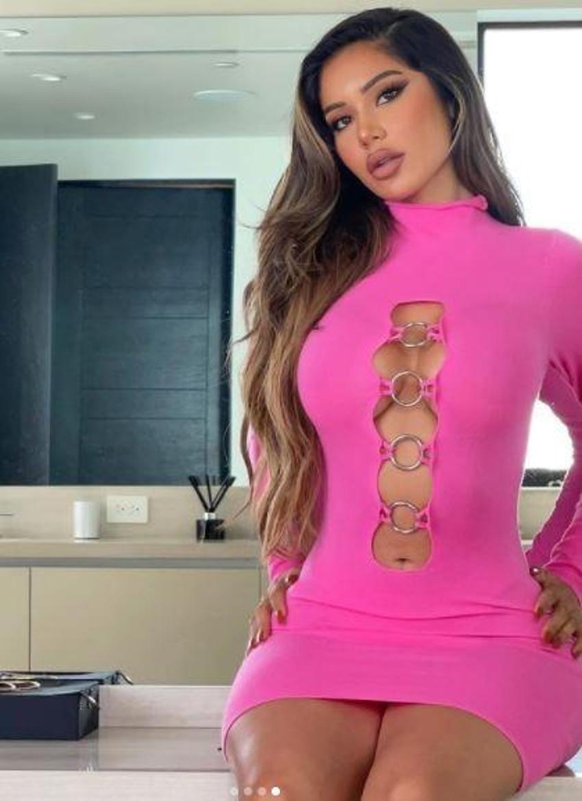 Janet Guzman minik bikinisiyle masa tenisi oynadı