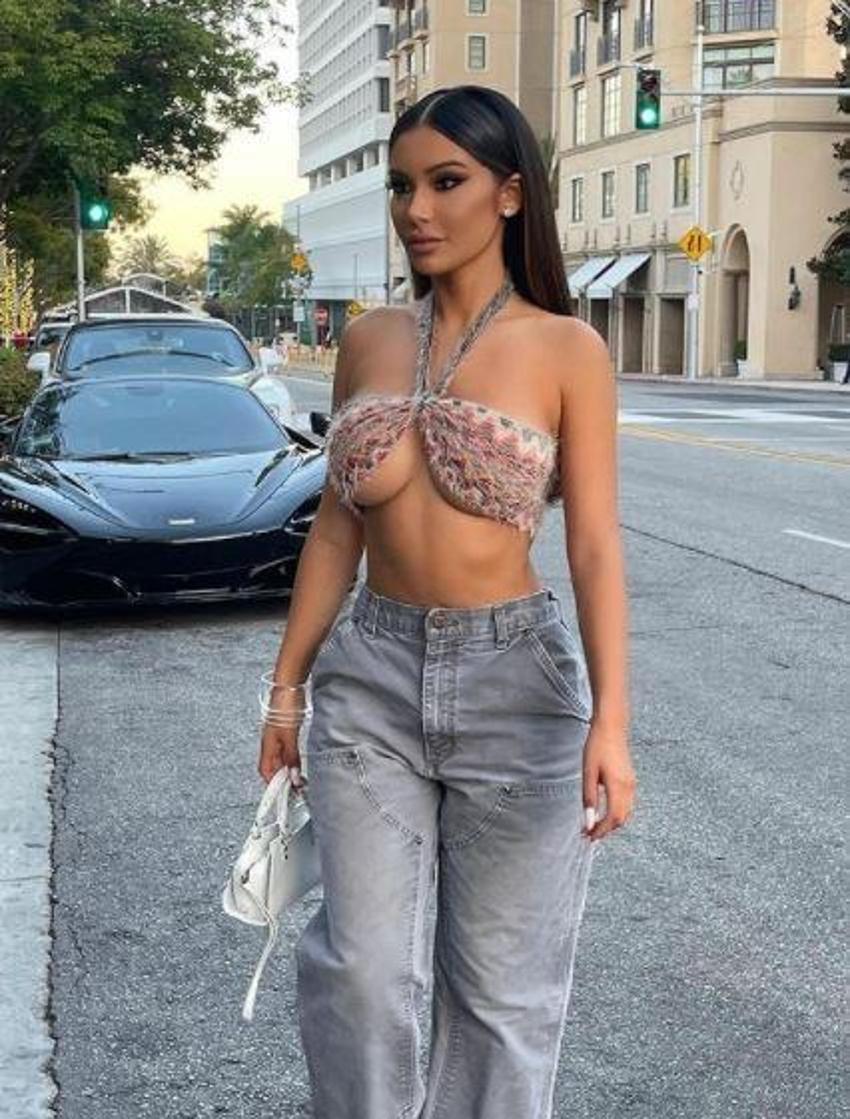 Janet Guzman minik bikinisiyle masa tenisi oynadı