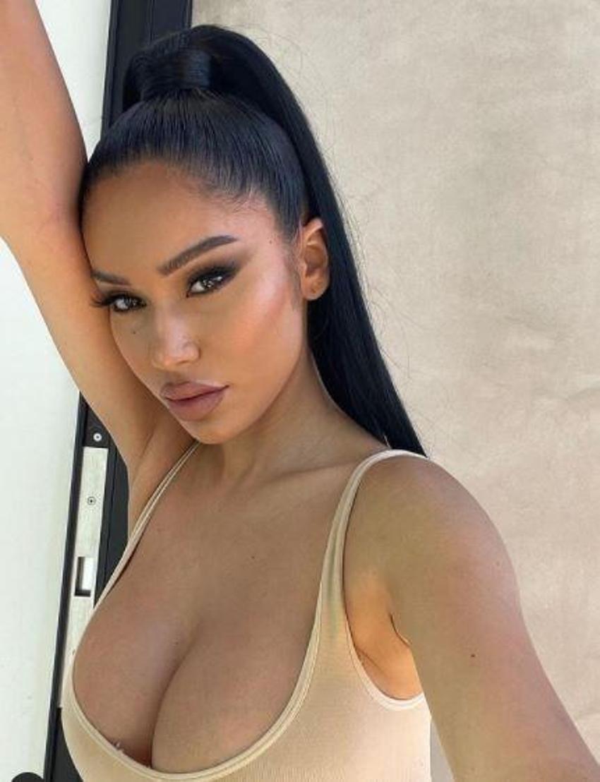 Janet Guzman minik bikinisiyle masa tenisi oynadı