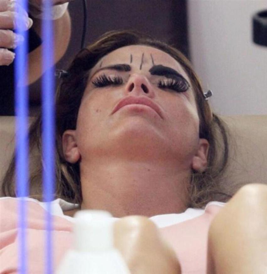 Katie Price bağımlılığını kazanca çevirdi! Ücretini veren sansürsüz izleyecek
