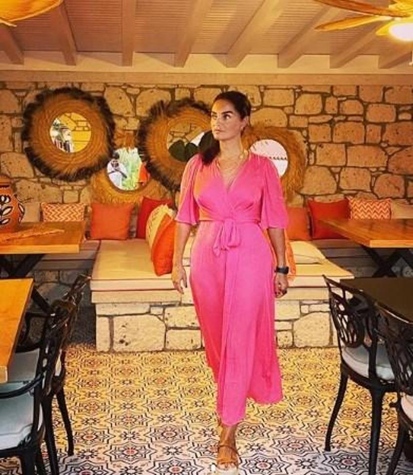 Yılan Hikâyesi'nin Başak'ı Betül Şahin tatil pozlarıyla yıllara meydan okudu!