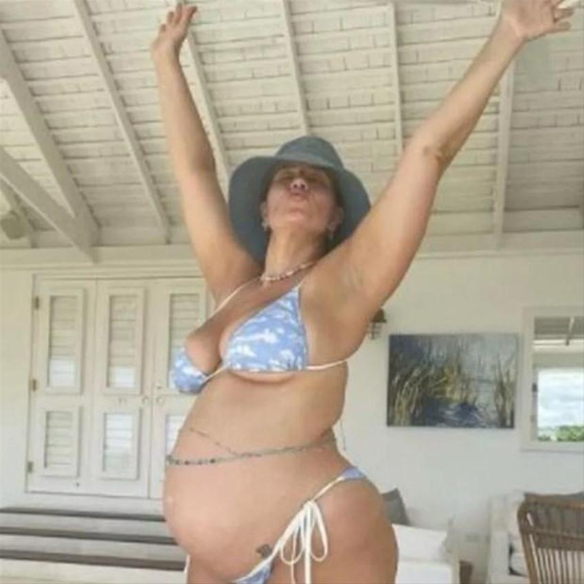 Ashley Graham minicik bikinisiyle poz verdi!